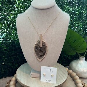 Gold Tone Pointed Oval Pendent | Snake Skin Pattern Faux Leather | Necklace Set